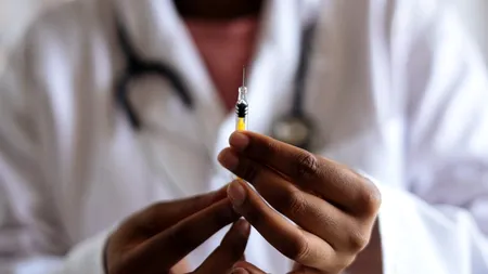 8 ȘTIRI DE LA ORA 8. Testarea vaccinului anticoronavirus, sub semnul întrebării, după ce un participant s-a îmbolnăvit în mod „inexplicabil”