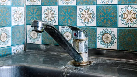 Cu ce este recomandat să speli bateriile din baie și bucătărie. Soluția simplă, accesibilă și ECO