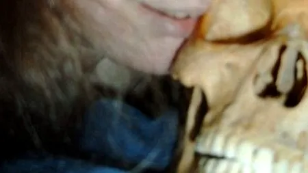 Scene incredibile. Ce face această femeie cu un schelet în pat