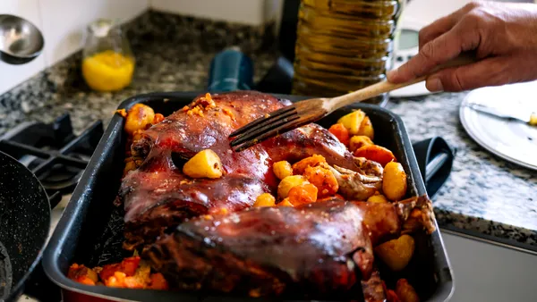 Cum pot fi tranformate resturile de la masa de Paște într-un nou festin. Rețete din bunătăți reciclate