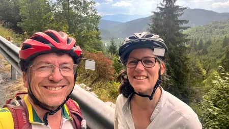 Doi turiști canadieni, care parcurg țara noastră pe bicicletă, au crezut că „URSS” a invadat România după ce au primit un mesaj RO-Alert. Ce scria în avertizare