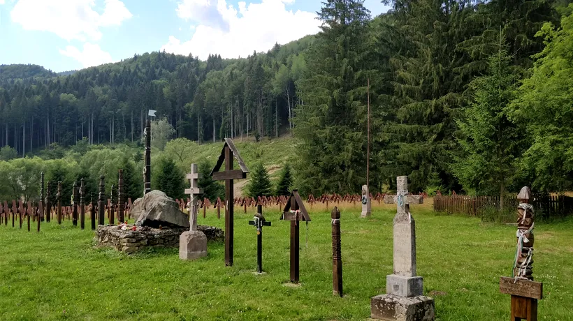 Instanță: Parcela românească din cimitirului militar din Valea Uzului a fost construită ilegal. Crucile trebuie îndepărtate