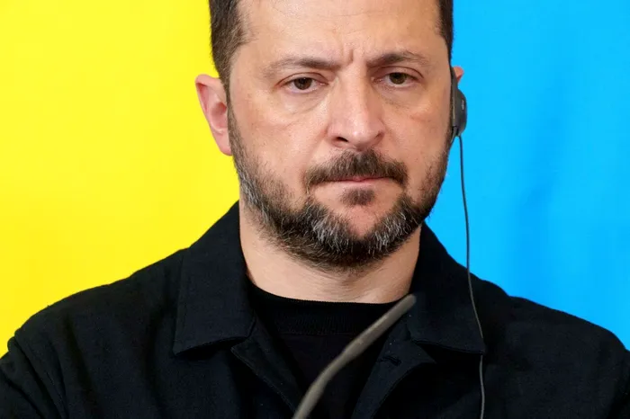 Volodimir Zelenski este acuzat de opozanți că a adoptat un model de conducere autoritar după modelul Rusiei și că se folosește abuziv de legea marțială pentru a-și centraliza autoritatea 