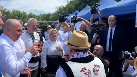 La Broșteni, nu a stat de vorbă cu localnicii. Peste Prut, Bolojan ciocnește și petrece la Festivalul Tezaur Național. I-a cântat și un ansamblu