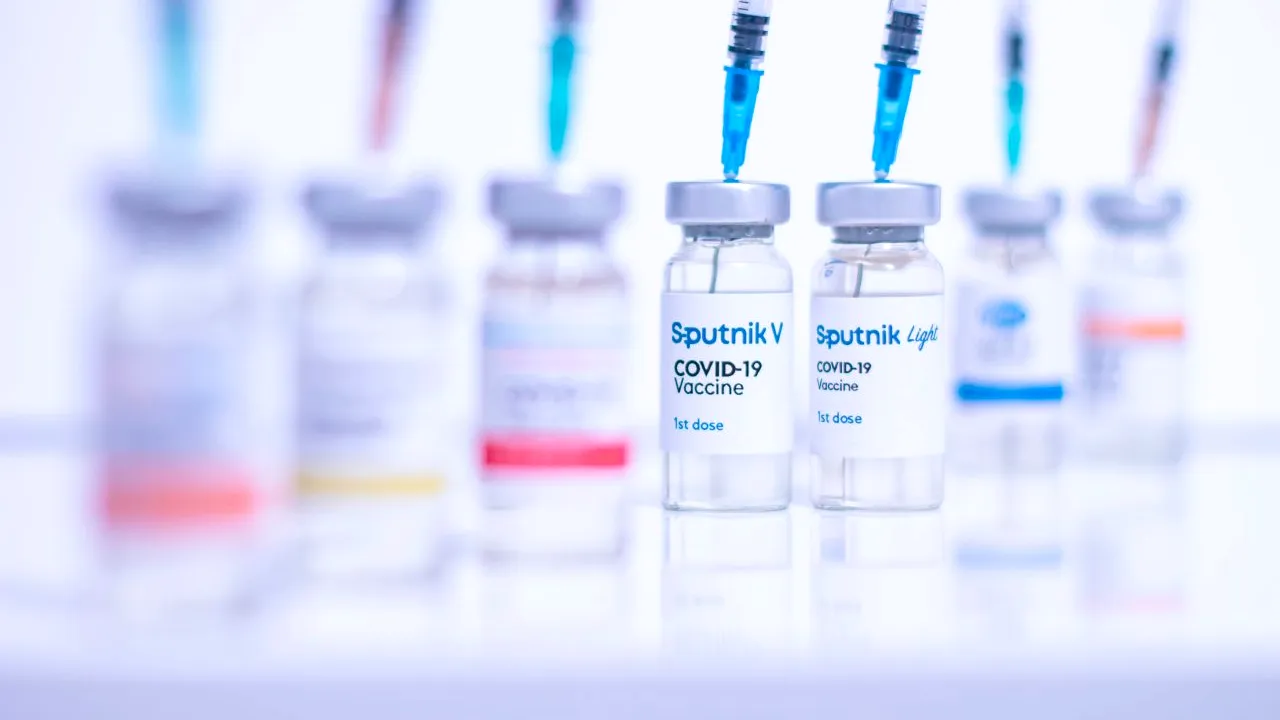 „O variantă vie” a virusului care provoacă răceala, găsită în vaccinul rusesc anti-COVID-19 Sputnik V