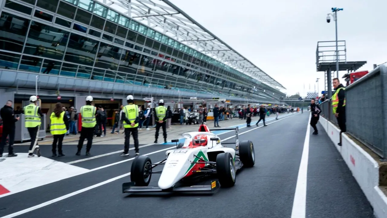 Pilotul român care s-a duelat cu marele Max Verstappen, campion mondial F1, pe simulator