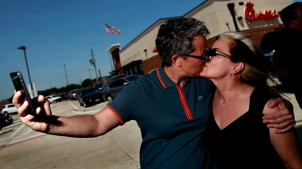 Activiștii pentru drepturile homosexualilor au luat cu asalt un lanț de fast-food din SUA