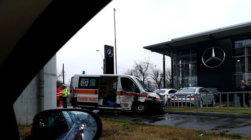 Accident în București, cu o ambulanță implicată! O asistentă medicală, rănită!