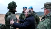 VIDEO | Vladimir Putin, filmat când trage cu o armă într-un poligon dedicat soldaților mobilizați. „A ieșit din buncărul său pentru a trage în naziști imaginari”