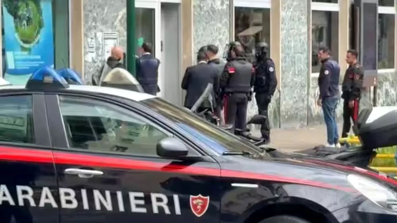 Jaf în plină desfășurare în Napoli. Hoții înarmați s-au baricadat în bancă, poliția este la fața locului