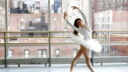 Balerina care a șocat o lume întreagă. Însărcinată în luna a noua, britanica nu renunță la dans