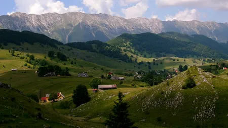 Primul sat turistic din România, situat între Piatra Craiului și Bucegi, ocolit de turiști din cauza drumului îngrozitor