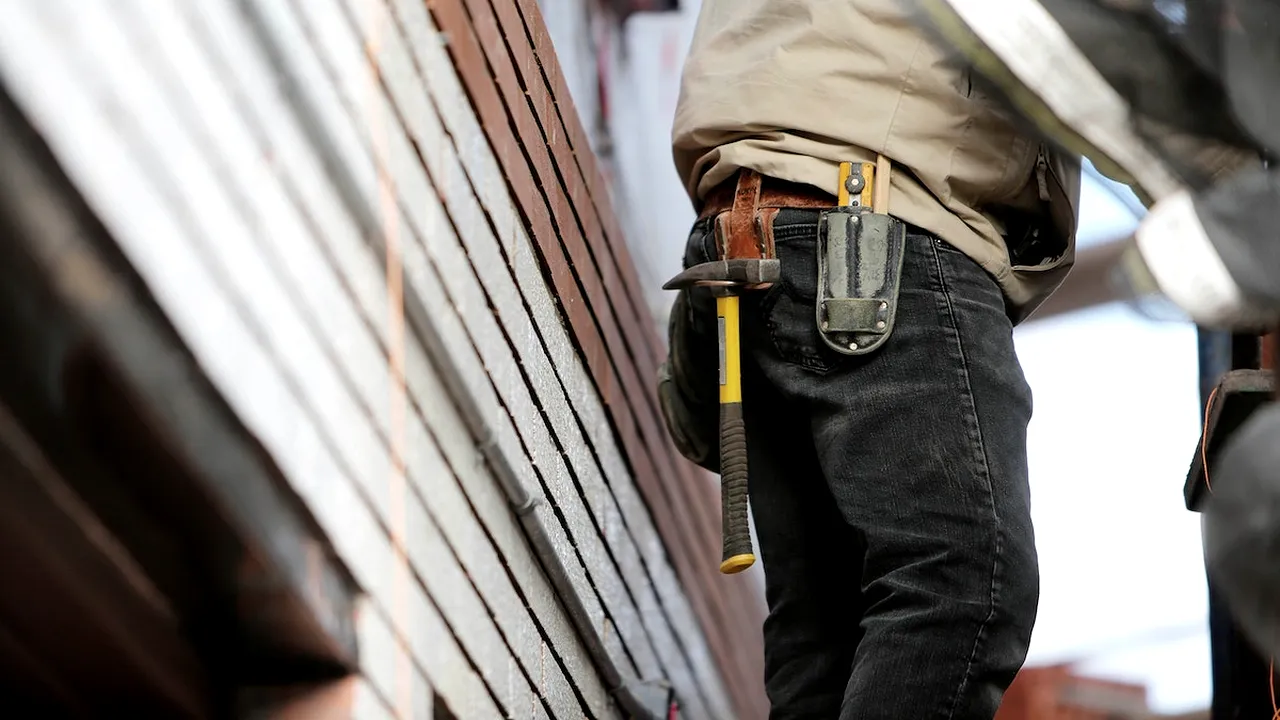 A FURAT uneltele cu care muncea în Franța ca să-și deschidă o afacere identică în România