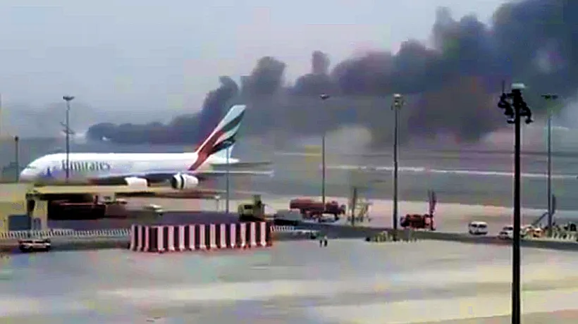 Un avion a luat foc la aterizare pe aeroportul din Dubai. VIDEO