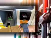 Noua metodă de fraudă în benzinării și stațiile de service. Cum pot rămâne clienții fără banii de pe card, atunci când achită la ATM