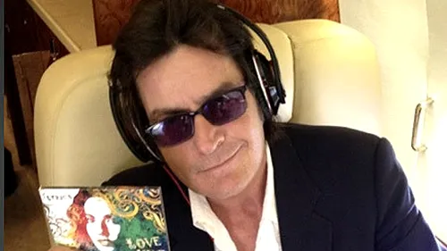 Noi probleme pentru Charlie Sheen:  Avionul privat i-a fost percheziționat de către vameși și câini antidrog
