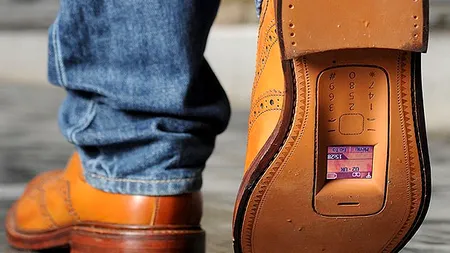 FOTO. Un britanic a inventat gheata cu telefon în talpă. Cât costă o perche de încălțări „walkie talkie