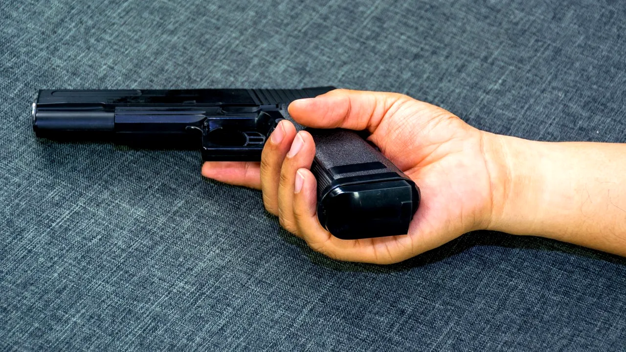 Mama și-a găsit fiul împușcat în cap. Medicii nu l-au mai putut salva