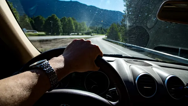 Mergi cu mașina prin Europa? În unele țări va trebui să obții un autocolant ecologic pentru vehiculul tău. Ce reprezintă