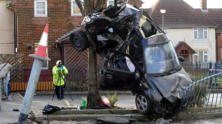 Accident incredibil de Anul Nou. Mașină cu doi tineri, suspendată de un copac