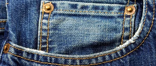 Detaliul care a transformat o pereche de pantaloni în cel mai popular obiect vestimentar: bucata de metal prinsă de buzunarul blugilor