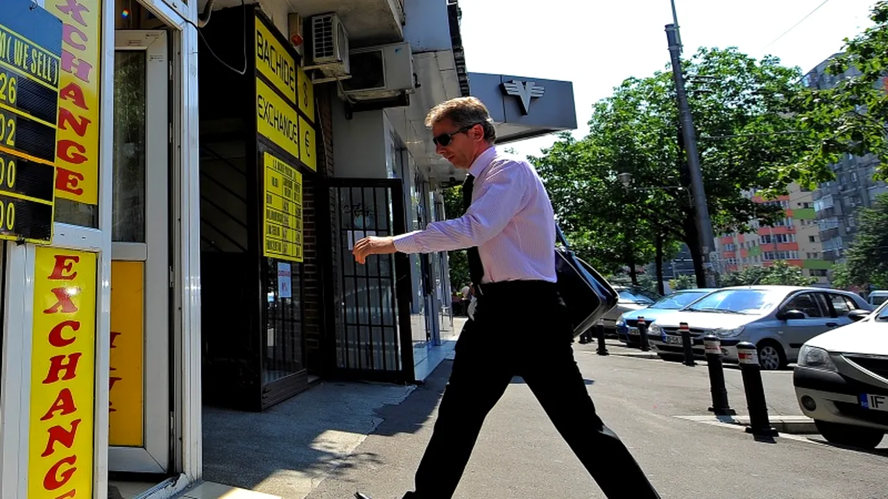 Cursul BNR a coborât foarte ușor joi, la 4,5379 lei/euro