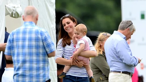 Prințul George, ieșire în public la un meci de polo. Nu are nici 11 luni, dar a făcut câțiva pași