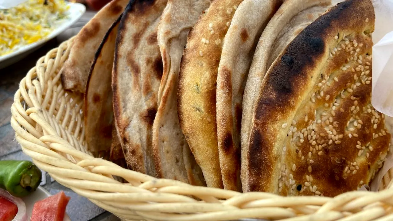 INGREDIENTUL care înlocuiește drodjia. Cum se poate prepara pâine de casă? Rețetă de pite sau turte la tigaie fără drojdie.