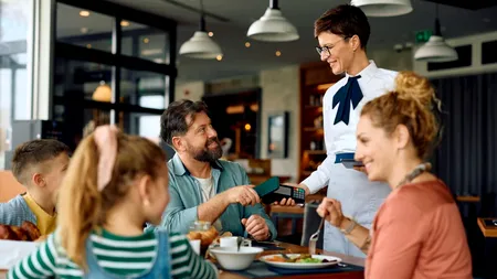 15 restaurante din Sardinia le cer familiilor să renunțe la telefoane la masă, într-un program-pilot de o lună care încurajează conversațiile dintre părinți și copii