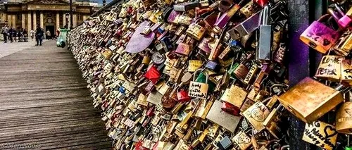 Lacătele dragostei, scoase la licitație după ce podul din Paris pe care se aflau riscă să se prăbușească