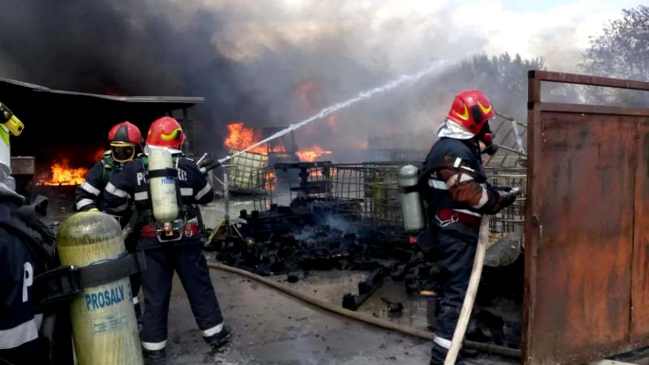 Incendiu masiv la un depozit cu materiale de construcții din Vâlcea: O femeie a fost rănită grav - FOTO / VIDEO