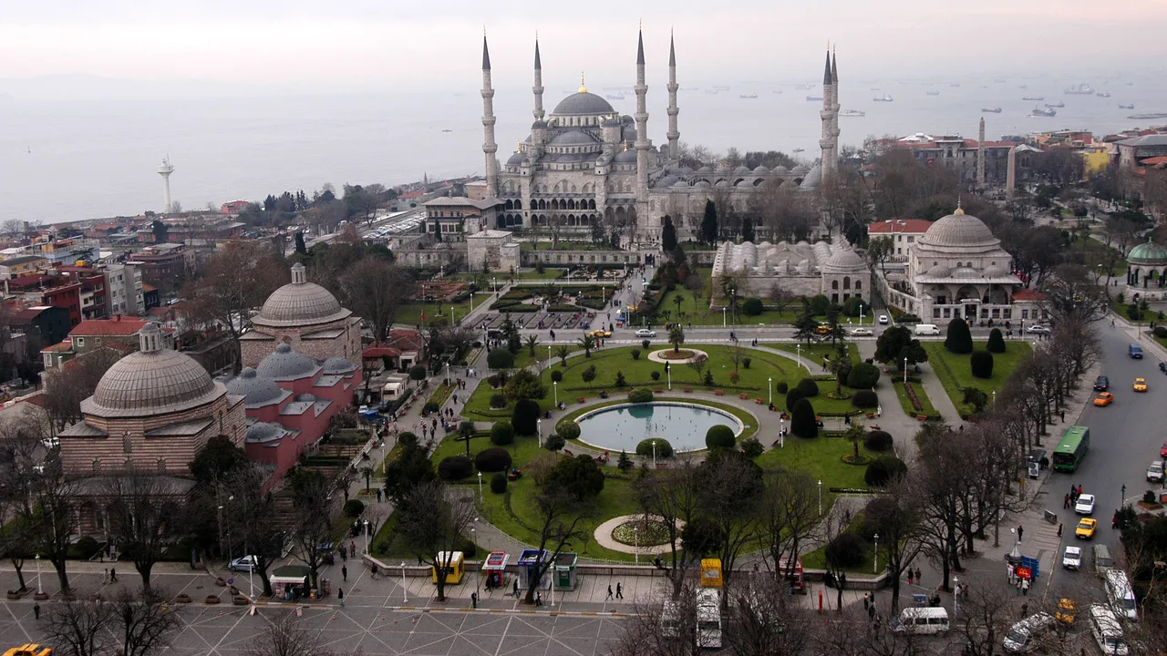 MAE anunță că niciun român nu a fost afectat de atacul din Istanbul. Zeci de turiști cer să fie aduși în România