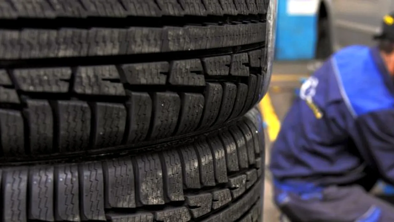 ANVELOPE DE IARNĂ. Cu cât au crescut amenzile, câți șoferi au fost sancționați de Poliția Rutieră și cât costă dotarea cu cauciucuri noi 
