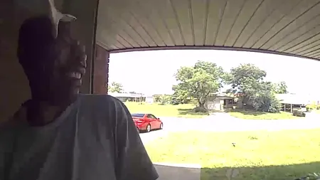 Momentul înfricoșător în care un bărbat este mușcat de față de un șarpe, surprins de camera de supraveghere de la ușă - VIDEO