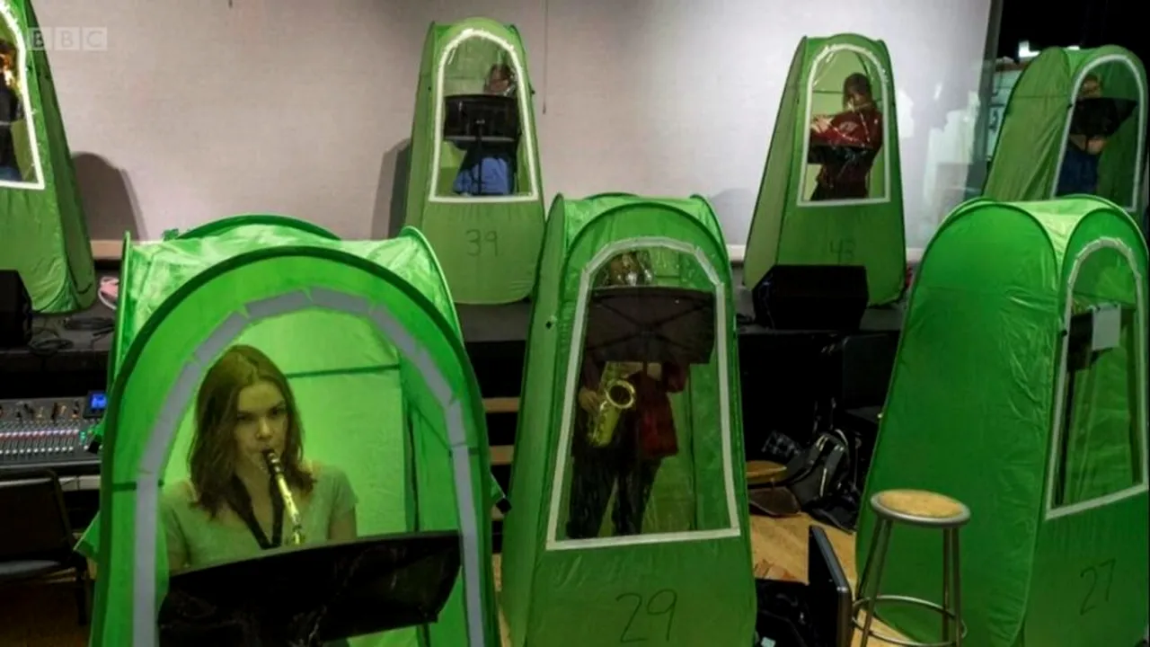 Ce soluție inedită a găsit un liceu din Statele Unite pentru ca elevii să poată cânta la instrumente muzicale fără teamă de COVID-19 | VIDEO