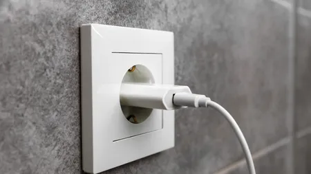 Ce a pățit un gospodar după ce a vrut să repare o priză din casă. Electricianul a rămas fără cuvinte