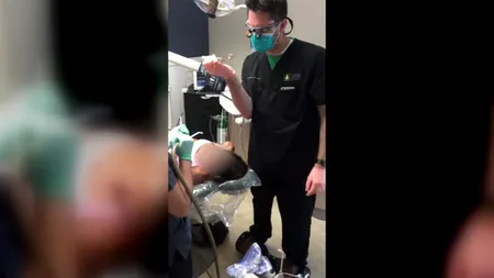 Dentist surprins pe un hoverboard, în timp ce extrage dintele unui pacient: „Aș fi refuzat categoric dacă m-ar fi întrebat!