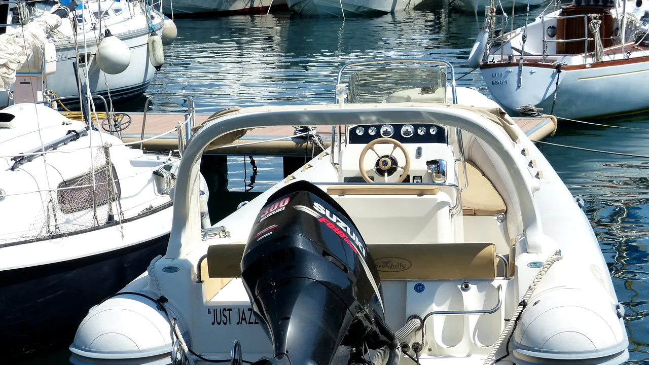 Ce a pățit un turist român în Grecia, după ce a stricat elicea unei bărci cu motor pe care o închiriase. „Îți pune în față un contract standard pe care, evident, nu-l citești”