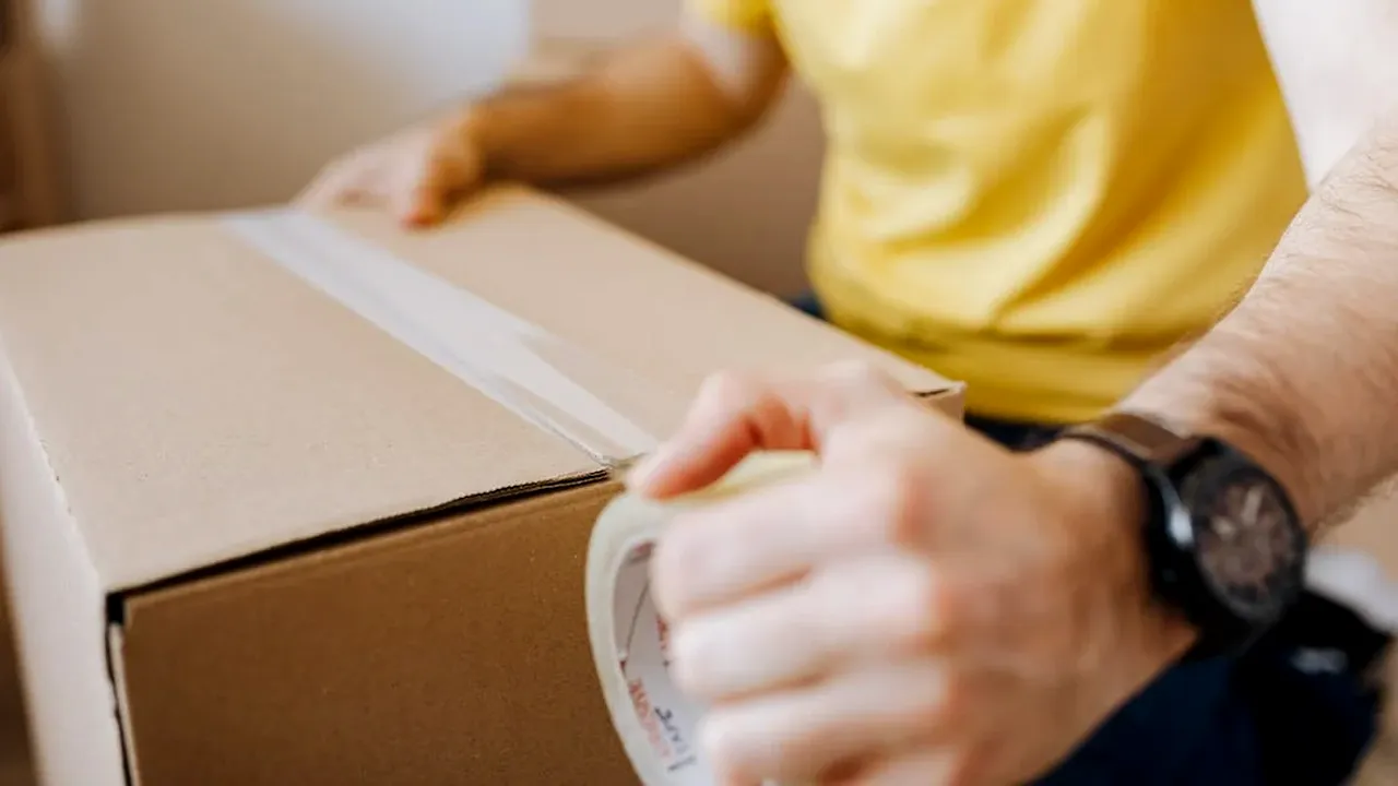 Un curier român susține că este EXPLOATAT la locul de muncă, în Germania: