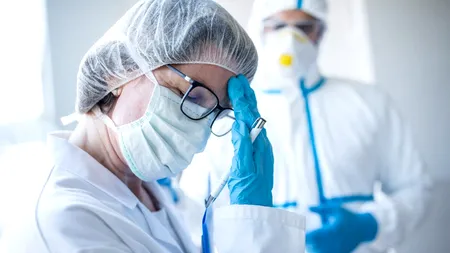 Cifre îngrijorătoare: Mai mulți lucrători din domeniul sanitar ar putea fi infectați cu SARS-CoV-2 decât numărul raportat oficial