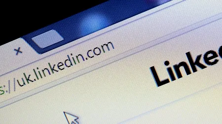 LinkedIn, dată în judecată pentru că ar fi permis ca mesajele PRIVATE ale utilizatorilor să fie FOLOSITE de terți la antrenarea AI