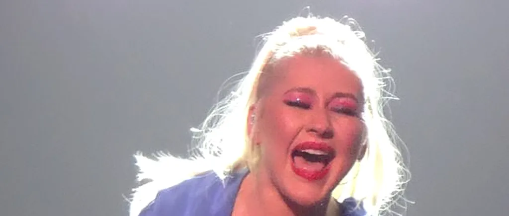 Christina Aguilera, protagonista unui accident vestimentar. Artista și-a continuat concertul, deși decolteul i-a jucat feste - FOTO