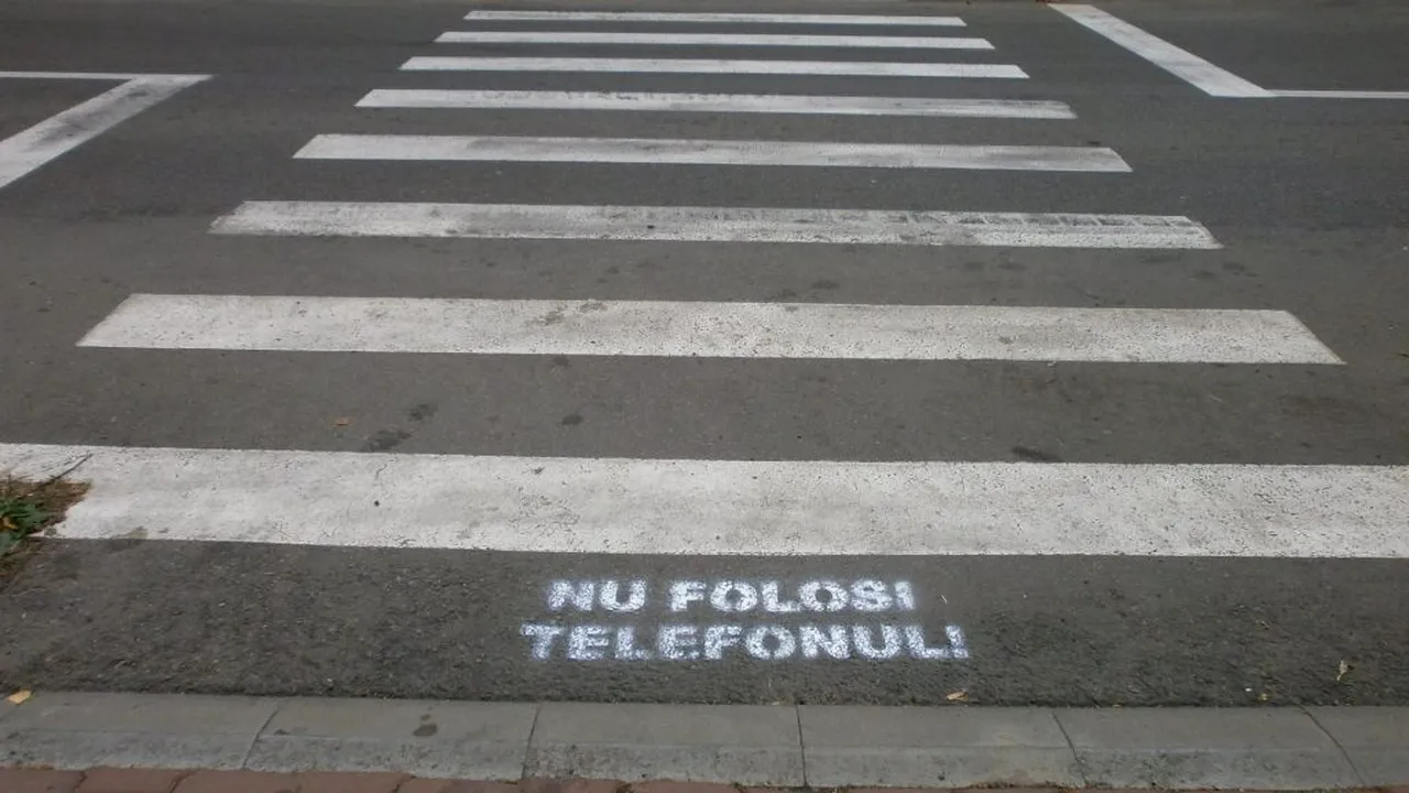 PMP Constanța vrea interzicerea folosirii telefoanelor și căștilor pe trecerea de pietoni