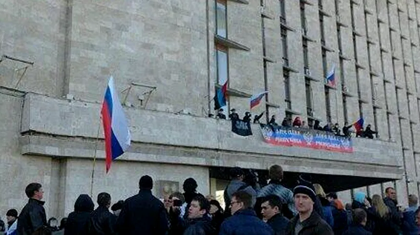 Manifestanți proruși preiau controlul asupra unei clădiri guvernamentale la Harkov - UPDATE