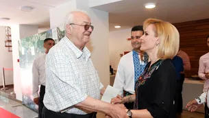 Gabriela Firea: „Sunt onorată că i-am adus o bucurie acordându-i titlul de cetățean de onoare al Bucureștiului. Un gest mărunt pentru măreția domnului Arșinel”