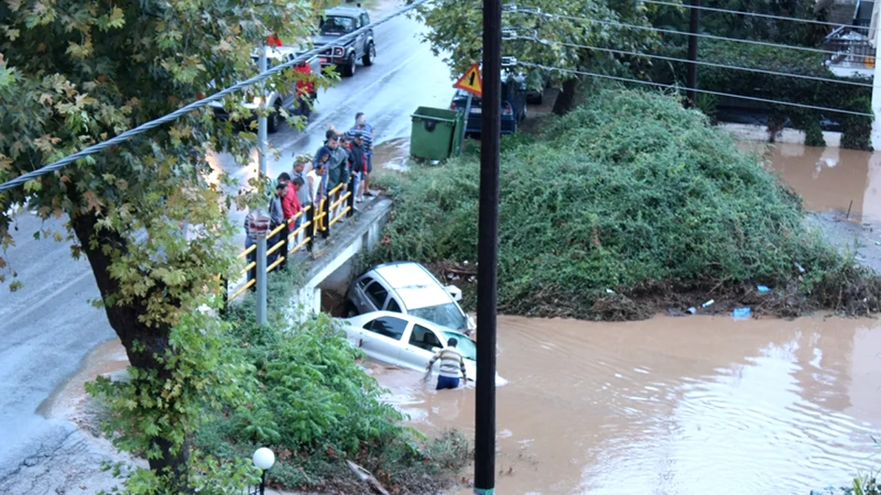 Românii surprinși de inundațiile din Thassos se plâng că ar fi fost abandonați de autoritățile de acasă. Răspunsul MAE