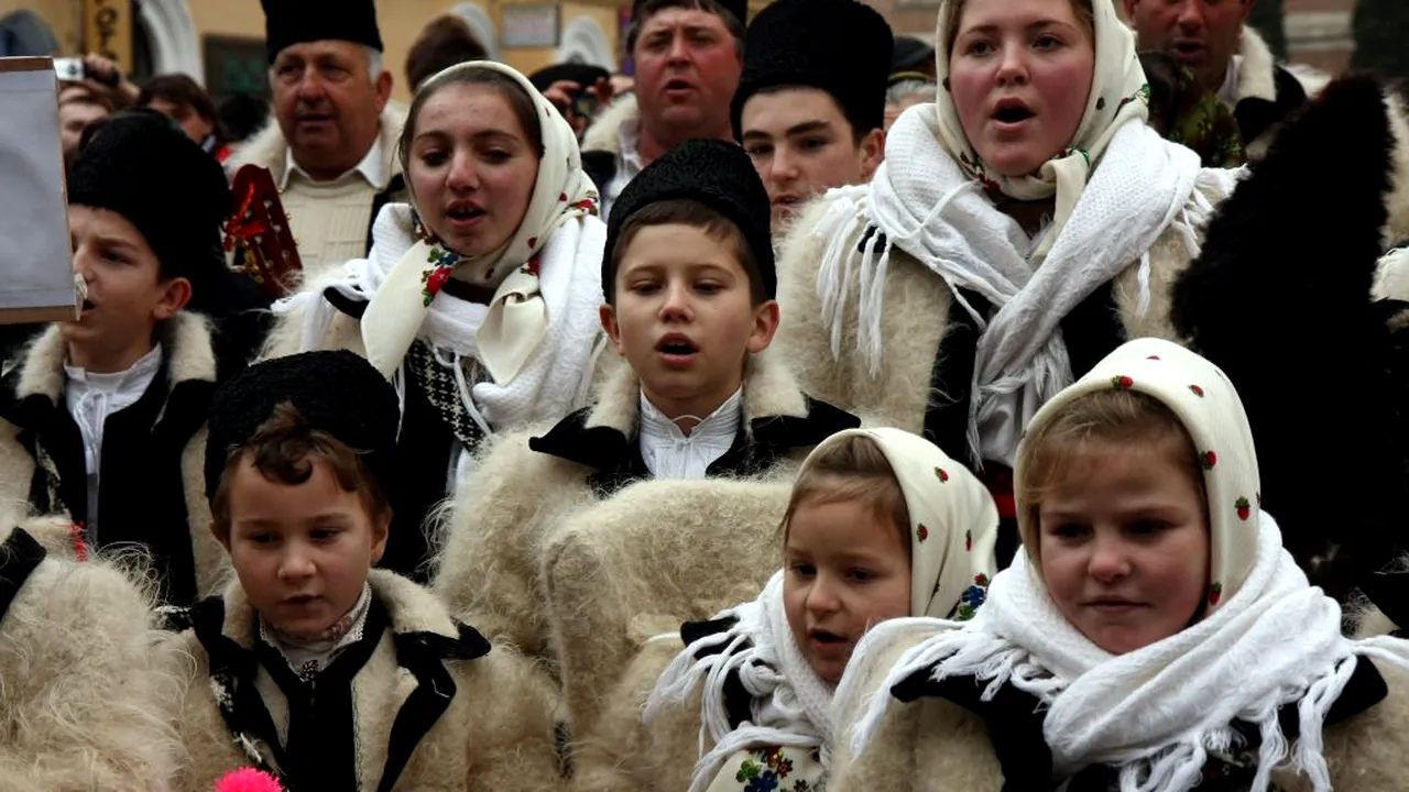 Sfaturile polițiștilor pentru părinții ai căror copii merg la colindat: Amintiți-le să nu accepte niciodată vreo invitație de la necunoscuți