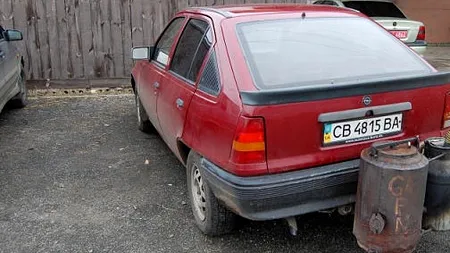 Pentru că benzina e prea scumpă, doi ucraineni au găsit alternativa. Cum funcționează mașina pe lemne