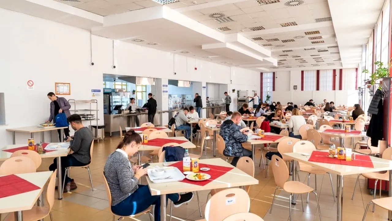 Studenții din Iași care lucrează câteva ore pe zi în cantină pentru o bursă și o masă caldă. La ce sumă se ridică bursa