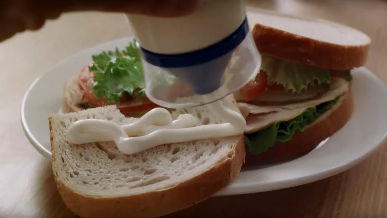 Un bărbat a confundat VOPSEAUA de păr a soției sale cu maioneza și a folosit-o la făcut sandviș cu șuncă și brânză. Ce a pățit după ce a mâncat